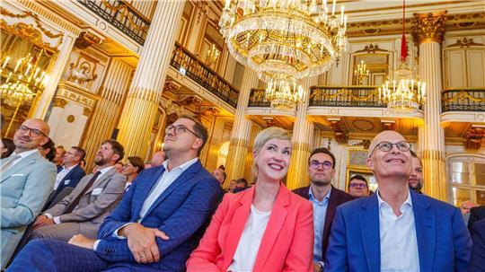 Mecklenburg-Vorpommerns Ministerpräsidentin Manuela Schwesig (SPD, l) und Hamburgs Bürgermeister Peter Tschentscher (SPD, r) im Schloss Ludwigslust.