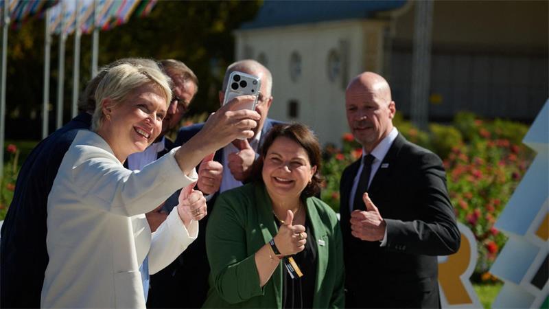 Mecklenburg-Vorpommerns Ministerpräsidentin Manuela Schwesig (l) und Sportministerin Stefanie Drese (2.v.r) hofften vergebens auf den Zuschlag für Rostock-Warnemünde.