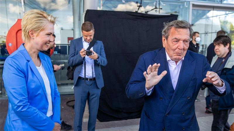 Sabotage an Nord Stream - Was Serhij K. vor Gericht erwartet Mecklenburg-Vorpommerns Ministerpräsidentin Manuela Schwesig (SPD) wollte die Ostsee-Pipeline Nord Stream 2 unbedingt. Der frühere Bundeskanzler Gerhard Schröder (SPD) war Aufsichtsratschef der Nord Stream AG. (Archivbild)