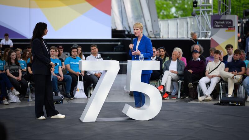 Mecklenburg-Vorpommerns Ministerpräsidentin Manuela Schwesig (r, SPD) nimmt an den Feierlichkeiten teil.
