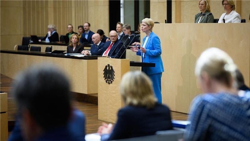 Bundesrat stimmt Rentenerhöhung zu Mecklenburg-Vorpommerns Ministerpräsidentin Schwesig (SPD) fordert im Bundesrat Rentenstabilität.