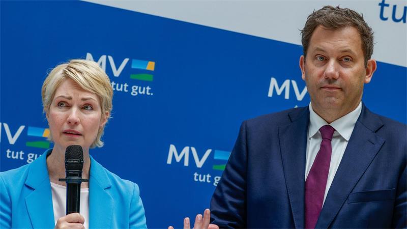 Mecklenburg-Vorpommerns Ministerpräsidentin Schwesig und Vizekanzler Klingbeil feiern den U-Boot-Auftrag an TKMS.
