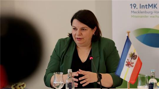 Mecklenburg-Vorpommerns Sozialministerin Stefanie Drese hatte zur Integrationsministerkonferenz nach Warnemünde geladen.