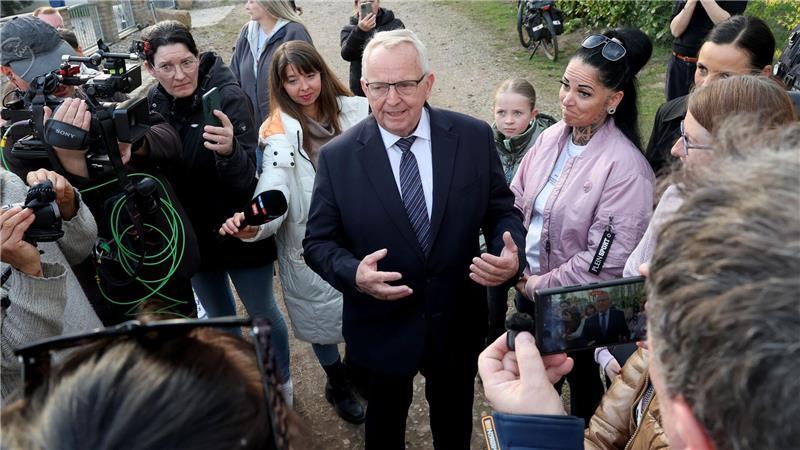 Mecklenburg-Vorpommerns Umweltminister Till Backhaus (SPD) gibt dem Wal jetzt eine Chance. Wochenlang war er anderer Meinung.