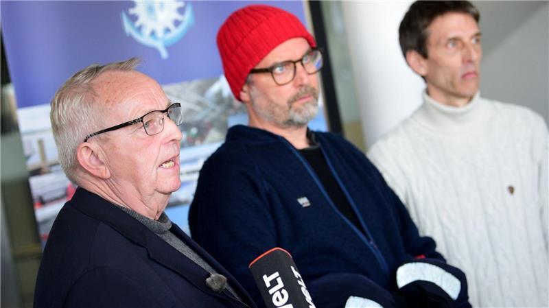 Mecklenburg-Vorpommerns Umweltminister Till Backhaus (SPD, l) will die Anfeindungen gegen Hilfskräfte nicht hinnehmen. (Archivbild)