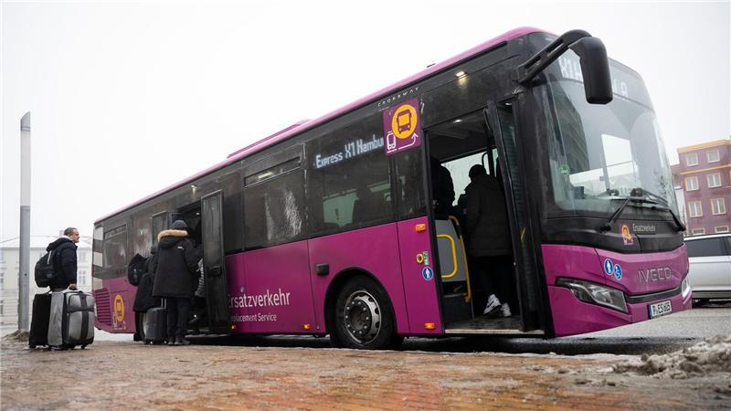 Mecklenburg-Vorpommerns Verkehrsminister Wolfgang Blank (parteilos) will zusammen mit Vertretern von Bus und Bahn eine Zwischenbilanz ziehen.