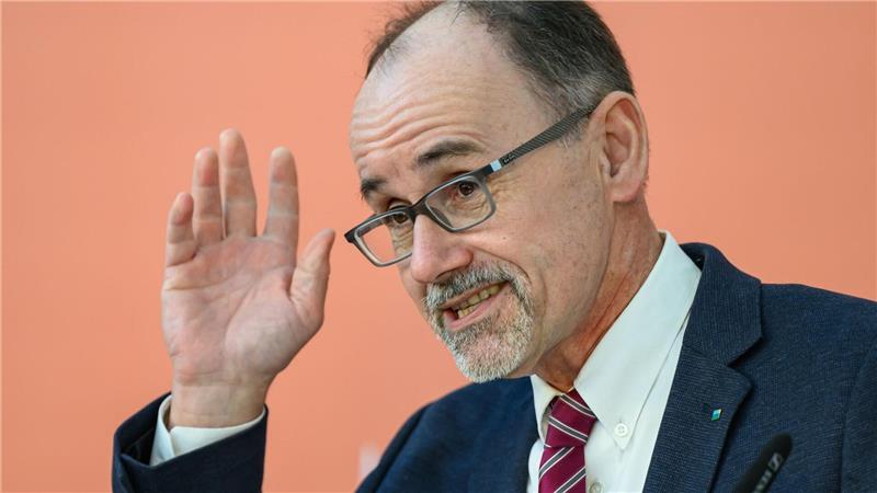 Mecklenburg-Vorpommerns Wirtschaftsminister Wolfgang Blank (parteilos) betrachtet den Ausbau der Strecke Lübeck - Bad Kleinen als eines der zentralen Schienenprojekte für Mecklenburg-Vorpommern. (Archivbild)  