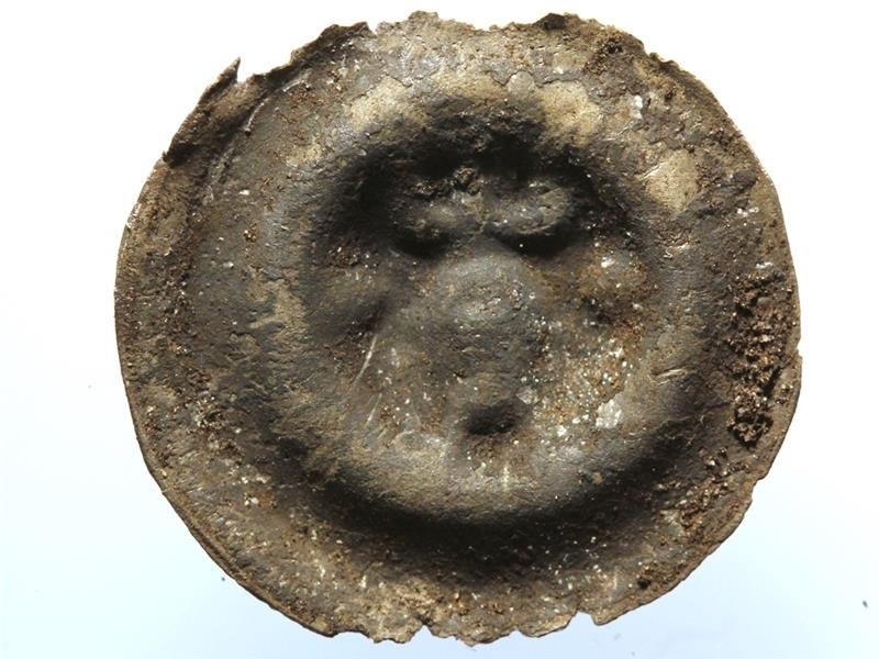 Mecklenburgische Silbermünze des 13. Jahrhunderts – gefunden auf der neu entdeckten Burg bei Schwinge . Zu erkennen ist der gekrönte Kopf eines Stieres, ab dem Jahr 1219 war dieser das Stammwappen der Fürsten von Mecklenburg. Foto Dietrich 