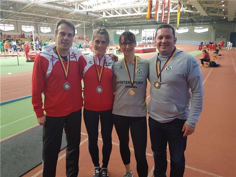Medaillen bei den Deutschen Hallenmeisterschaften: Die Leichtathleten Dennis Seifried, Christina Adolphi, Carola und Carsten Novak (von links).