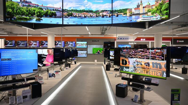 Media Markt und Saturn verkaufen mehr Fernseher wegen EM Media Markt und Saturn haben während der Fußball-EM mehr Fernseher verkauft. (Archivbild)