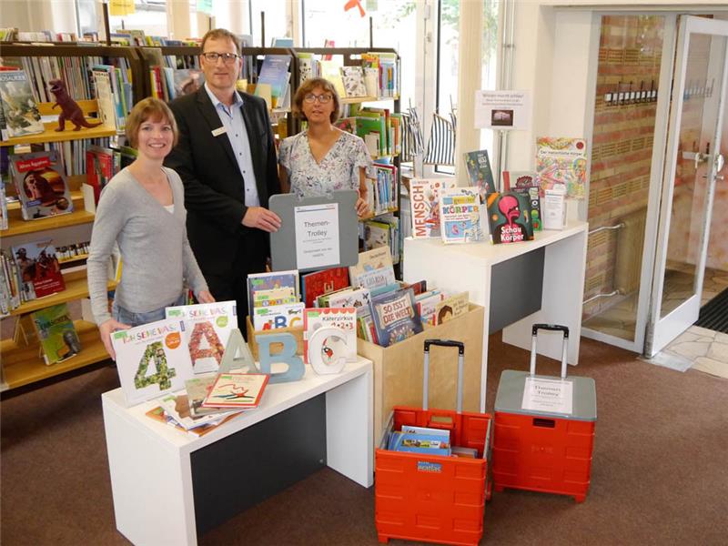 Medien-Nachschub für die Bücherei: Nicole Nehring (links, Vorsitzende des Fördervereins), Stephan Junge (Haspa) und Petra Abel (Leiterin der Gemeindebücherei). Foto: Abel