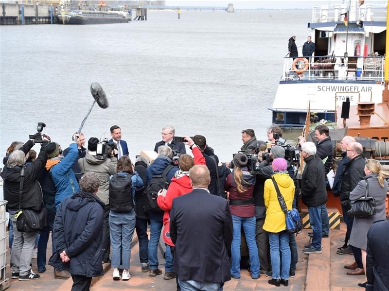 Medienauflauf im Stader Nordhafen: Die Minister Lies und Althusmann werden von Pressevertretern belagert. Fotos: Strüning