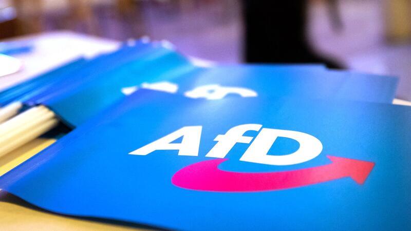 Medienberichten zufolge soll ein neues Gutachten des Bundesamts für Verfassungsschutz zur AfD weitgehend fertiggestellt sein.