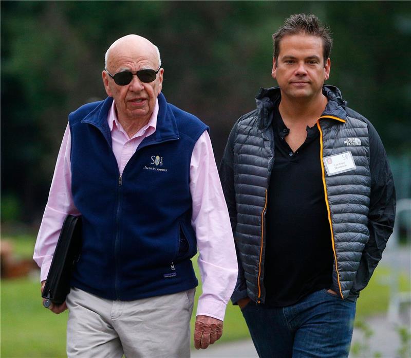 Rupert Murdoch tritt als Chef von Fox und News Corp. zurück Medienunternehmer Rupert Murdoch (l) und sein Sohn Lachlan, aufgenommen vor einer Konferenz im US-Bundesstaat Idaho.