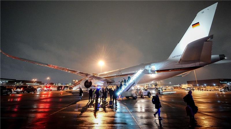 Medienvertreter kommen mit dem Airbus A350 der Luftwaffe auf dem internationalen Flughafen Washington-Dulles an. Der Kanzler trifft sich heute zum zweiten Mal mit dem US-Präsidenten im Weißen Haus.