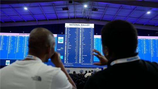 Medienvertreter verfolgen die neuesten Wahlergebnisse im Results Operation Centre (ROC) im südafrikanischen Midrand.