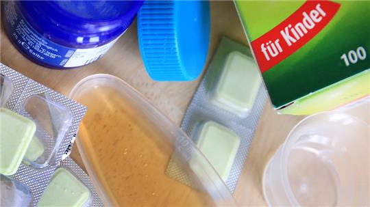 Medikamente wie Hustensaft, Lutschtabletten und Salbe stehen auf einem Tisch in einer Wohnung. Foto: Stephanie Pilick/dpa
