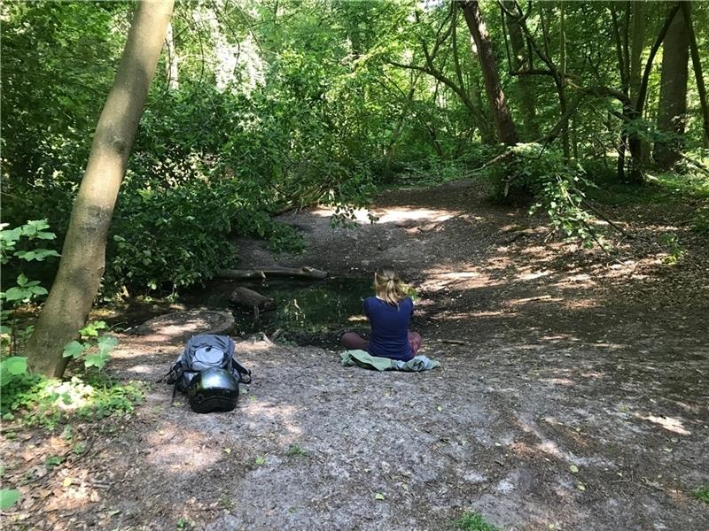 Meditation an der Bötersheimer Quelle : Manche Menschen halten sie für heilig und sprechen dem Wasser magische Kräfte zu. Fotos Lepél