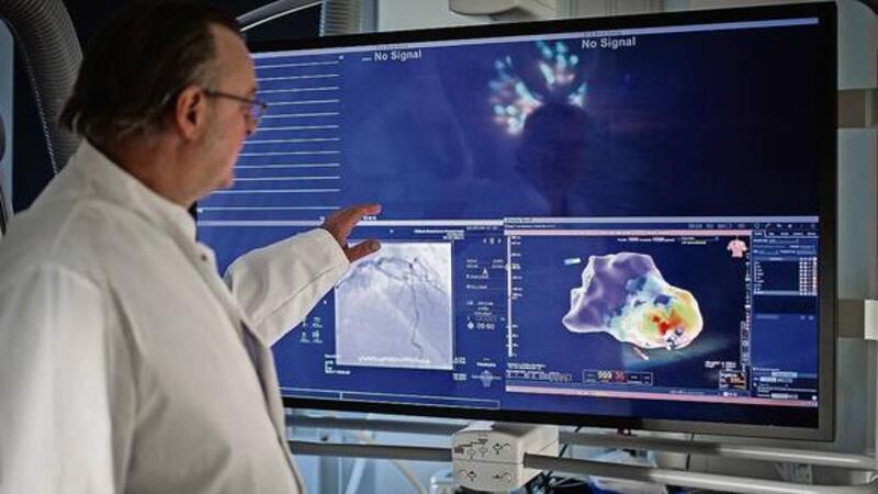 Peter B. verdrängte Herzinfarkt-Anzeichen – Und bezahlte fast mit dem Leben Mediziner Dr. Dirk Müller zeigt ein Schaubild mit Herzkranzgefäßen (links) und ein dreidimensionales Bild des Herzens.