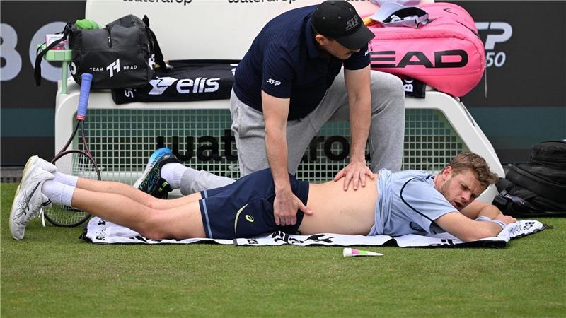 Nach Regen: Tennisprofi Struff scheidet wie Hanfmann aus Medizinische Auszeit für Hanfmann: Der deutsche Tennisprofi ließ sich im dritten Satz behandeln.