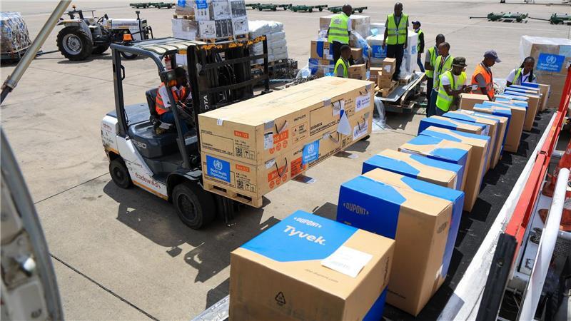 Medizinische Hilfsgüter werden in die Region des Ebola-Ausbruchs geflogen - doch noch fehlt es in vielen Orten an Material und Laborkapazitäten. (Archivbild)