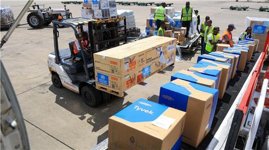 Medizinische Hilfsgüter werden in die Region des Ebola-Ausbruchs geflogen - doch noch fehlt es in vielen Orten an Material und Laborkapazitäten. (Archivbild)