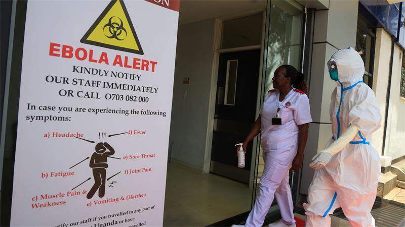 Medizinisches Personal geht vor einer Ebola-Isolationsstation im Nairobi Hospital. (Archivbild)