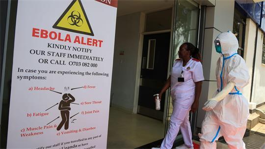 Medizinisches Personal geht vor einer Ebola-Isolationsstation im Nairobi Hospital. (Archivbild)