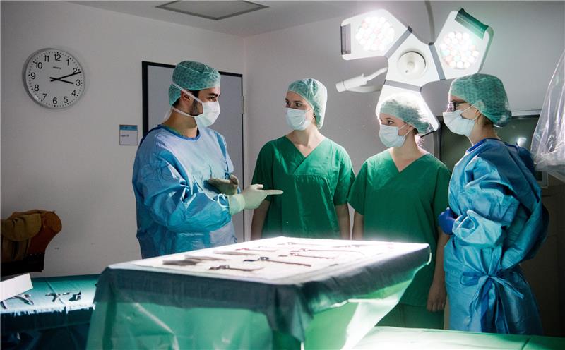 Medizinstudenten üben im "Skills Lab" der Medizinischen Hochschule Hannover (MHH), wie man sich unter hygienischen Aspekten in einem OP-Raum verhält. Foto: dpa
