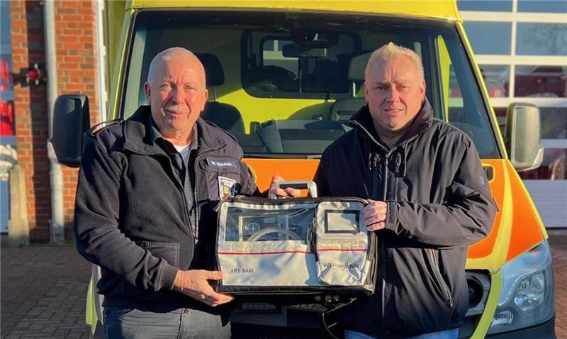 Medizintechnik-Händler Jan Lehmkau aus Horneburg mit Einsatzleiter Wilfried Sprekels und einem der rund 30 gespendeten Beatmungsgeräte (von links).