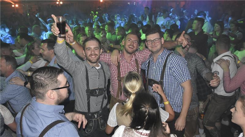 Mega-Stimmung beim Oktoberfest in Revenahe: Auch in diesem Jahr ist die Veranstaltung ausverkauft.