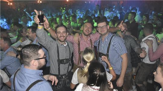 Mega-Stimmung beim Oktoberfest in Revenahe: Auch in diesem Jahr ist die Veranstaltung ausverkauft.