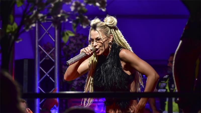 Megastar Isi Glück ist nicht allzu weit von Steinkirchen aufgewachsen - eine Fahrt mit der Elbfähre führt sie in ihr Heimatdorf.