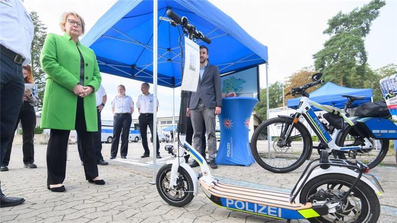 Polizei rüstet mit Drohnen und zwei neuen Hubschraubern auf Mehr Einsatzfahrzeuge der niedersächsischen Polizei haben inzwischen Elektroantrieb. Das gilt auch für Roller.