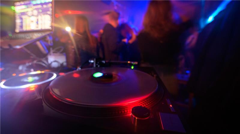 Hamburgs Clubs in Not: Jeder fünfte Betrieb steht vor dem Aus Mehr Events haben die Umsätze der Hamburger Musikclubs laut einer Befragung stabilisiert. Die Gewinne seien aber trotzdem auf Talfahrt. (Foto Illustration)