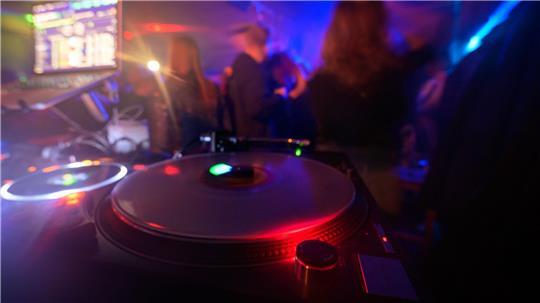 Hamburgs Clubs in Not: Jeder fünfte Betrieb steht vor dem Aus Mehr Events haben die Umsätze der Hamburger Musikclubs laut einer Befragung stabilisiert. Die Gewinne seien aber trotzdem auf Talfahrt. (Foto Illustration)