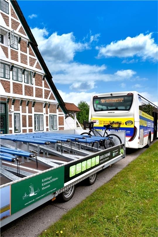 Mehr Fahrgäste durch das 49-Euro-Ticket: Der Elbe-Radwanderbus passiert das Museum Altes Land in Westerjork. Foto: Tourismusverband Landkreis Stade / Elbe