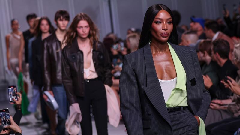 Trends des Jahres: Was 2024 angesagt sein könnte Mehr Freizügigkeit in der Mode: Model Naomi Campbell macht’s vor.
