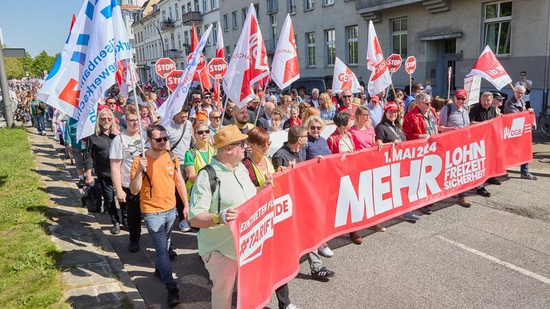 DGB-Chefin Fahimi: Tarifflucht verursacht Milliardenschaden „Mehr Lohn, mehr Freizeit, mehr Sicherheit“: Demonstrationszug in Hamburg.