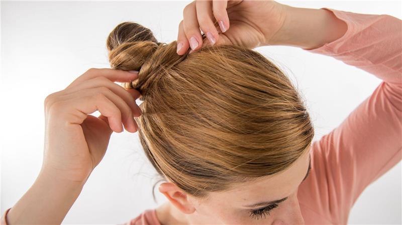 5 Tipps für das perfekte Outfit bei Hitze Mehr Luft im Nacken: Im Sommer ist eine Hochsteckfrisur angenehmer.