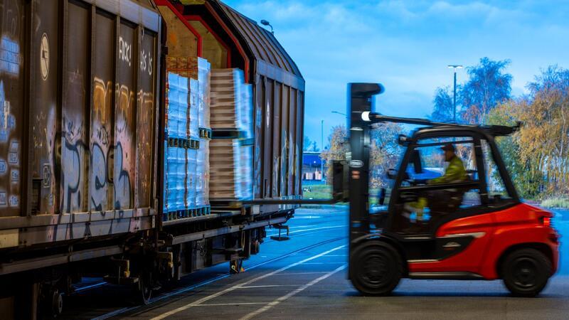 Erwerbstätigkeit: Höchster Jahresschnitt seit 1990 Mehr Menschen in Deutschland arbeiten - und zwar so viele wie seit der Wiedervereinigung nicht.