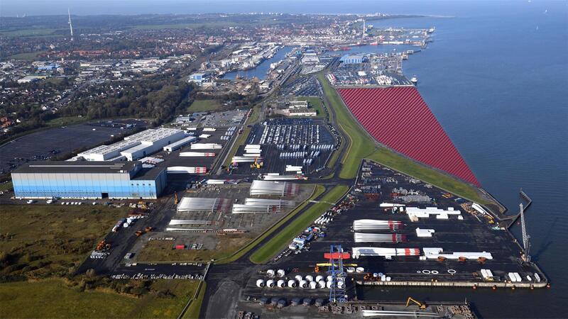 100-Millionen-Euro-Segen: Warum der Hafenausbau in Cuxhaven so wichtig ist Mehr Platz für den Windkraft-Umschlag: Der Cuxhavener Hafen soll um 38 Hektar (rote Fläche) wachsen.
