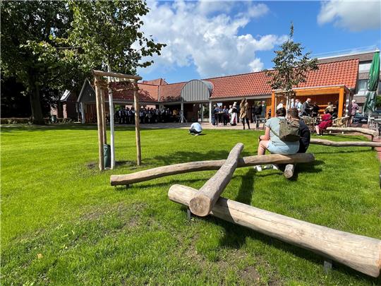 Mehr Platz zum Verweilen und Spielen sowie für Kulturveranstaltungen: Blick über die neu gestaltete Grünanlage auf den modernisierten Pavillons am Altländer Markt in Jork. Foto: Vasel