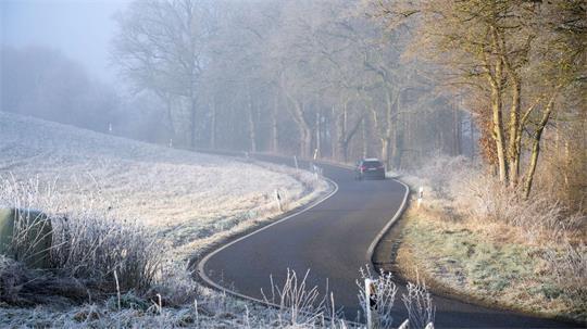 Mehr Sicherheit beim Fahren: Wird es auf den Straßen kalt und feucht, kommt es auf die richtigen Autoreifen an.