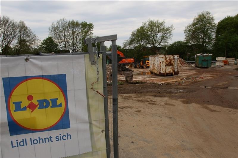 Mehr Verkaufsfläche und Bäckerei mit Café: Lidl baut an der Harburger Straße. Im Dezember 2021 soll Eröffnung sein.Foto: Richter