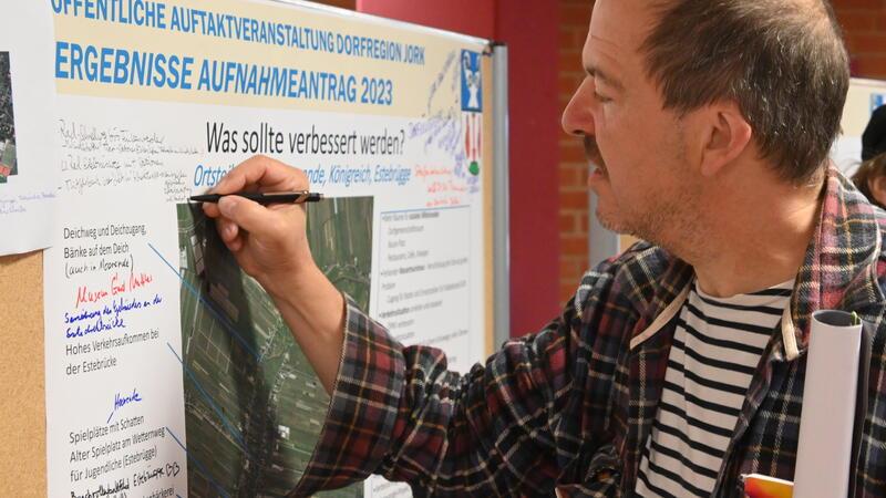 Mehr als 100 Bürger wie Steffen Gill beteiligten sich an der Auftaktveranstaltung der Dorfregion Jork im Schulzentrum Jork.