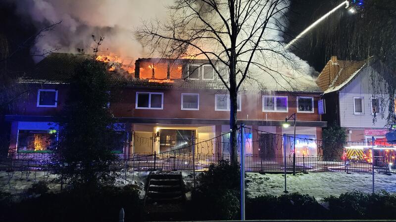 Wohnhaus in der Rotenburger Altstadt steht in Flammen – Bewohner flüchtet aufs Dach Mehr als 100 Feuerwehrleute waren im Einsatz.