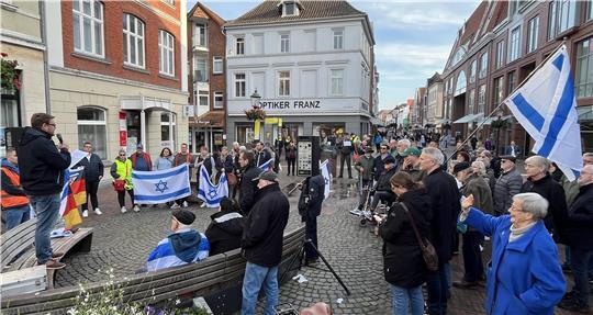 Mehr als 100 Menschen waren dem Aufruf zur "Demonstration gegen Judenhass, für Freiheit und Demokratie" in Israel und Deutschland am Hase-und-Igel-Brunnen in Buxtehude gefolgt.