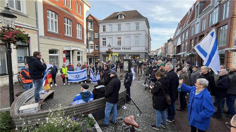 Mehr als 100 Menschen waren im Oktober 2024 dem Aufruf zur „Demonstration gegen Judenhass, für Freiheit und Demokratie in Israel und Deutschland“ am Hase-und-Igel-Brunnen in Buxtehude gefolgt.