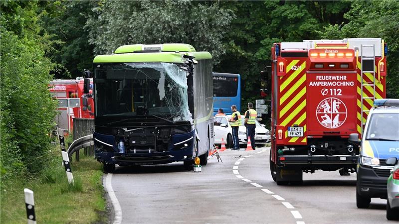 Mehr als 100 Rettungskräfte waren nach dem Unfall im Landkreis Dachau im Einsatz.